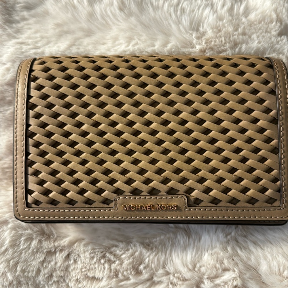 Brandnew Michael Kors Jet Set Crossbody Bag comes with a removable chain strap